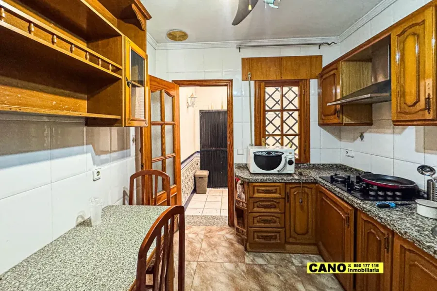 Spacious 4-Bedroom Dúplex Apartment in Prime Aguadulce Location - Image 2