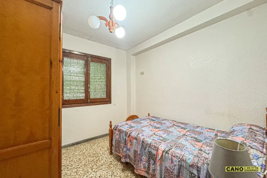 Spacious 4-Bedroom Apartment in Almería with Elevator for Sale - Image 2