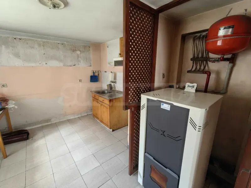 Spacious 2-Bed Apartment w/ Garage & Garden - Image 2