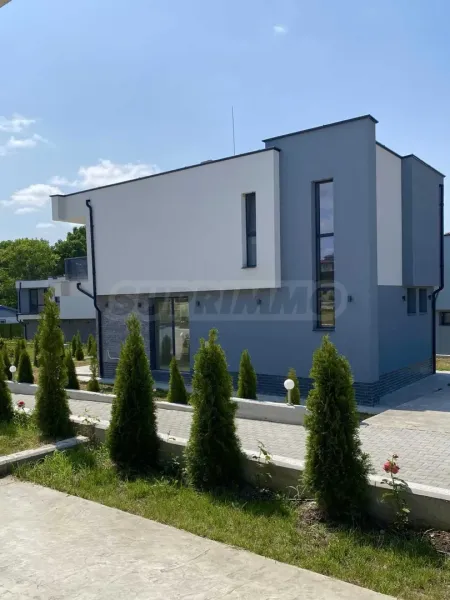 Spacious Beach House with Stunning Sea Views - Image 3