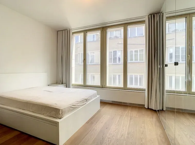 Luxurious Brussels Penthouse with Terrace, Parking & Concierge Services - Image 5