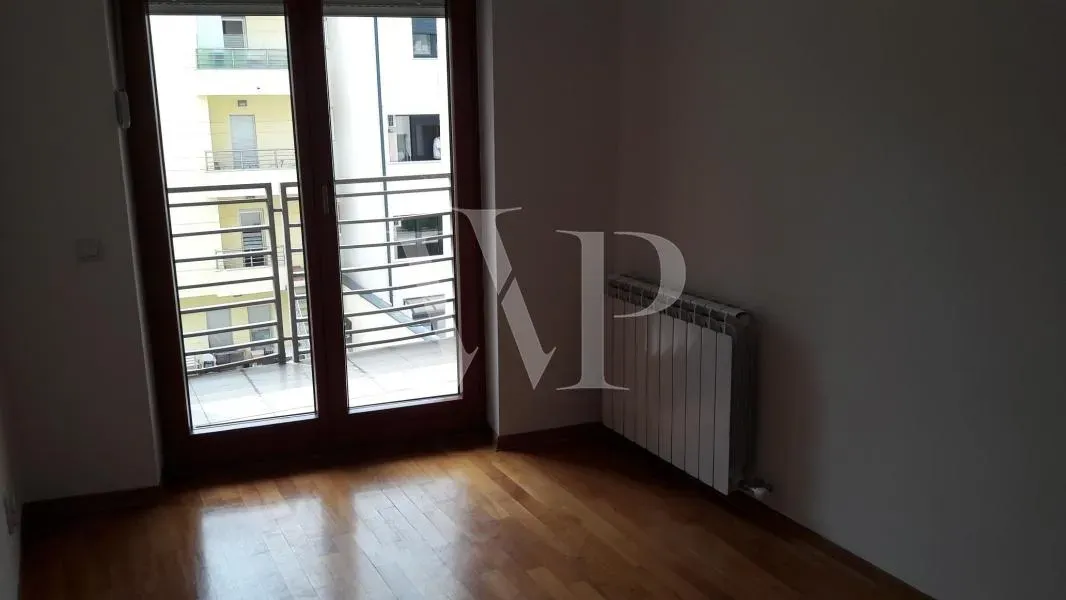 Spacious 3BR Apartment with Garage in Belgrade's Vračar District - Image 5