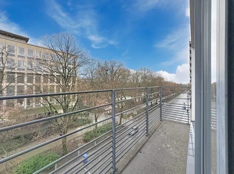 Spacious 3-Bedroom Apartment with Park Views in Brussels - Image 1