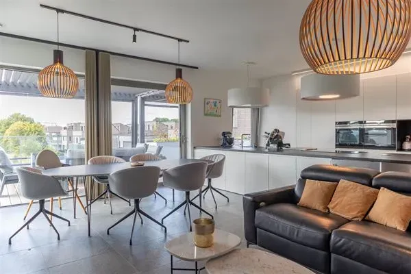 Spectacular Canal-Side Penthouse: 3 Min to Station, Stunning Views - Image 3