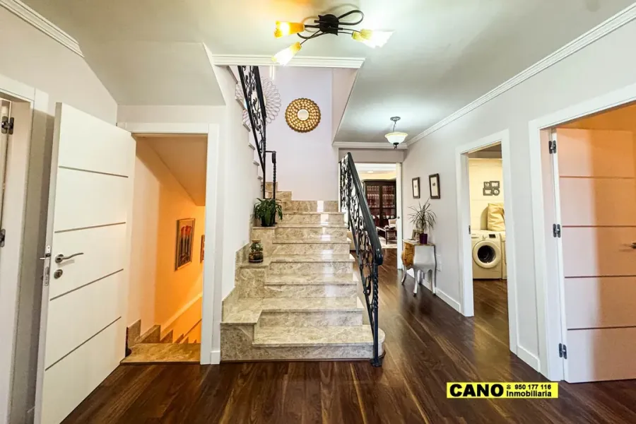 Spacious Chalet with Pool & Golf Views in Envía Golf, Spain - Image 2