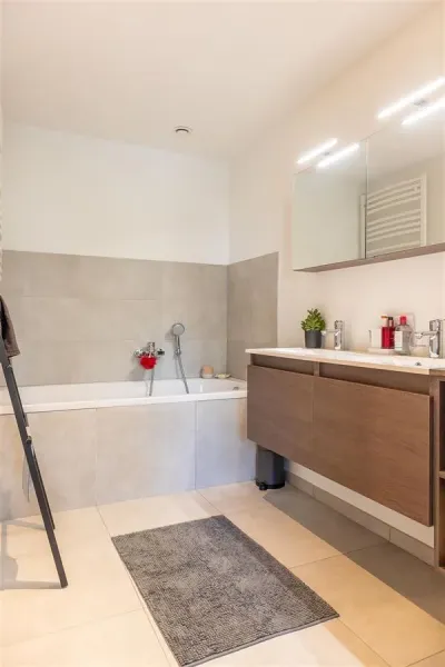 South-Facing Terrace, Parking & Modern Amenities in Ukkel Apartment - Image 5