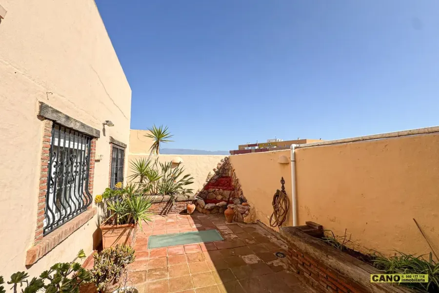 Spacious 3-Bedroom House with Elevator in Roquetas de Mar - Image 5