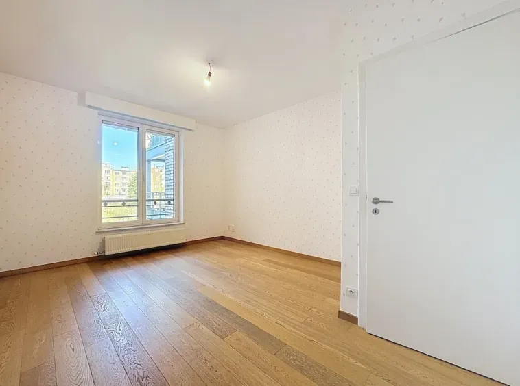 Spacious Brussels Penthouse Triplex with Rooftop Terrace & Parking - Image 4