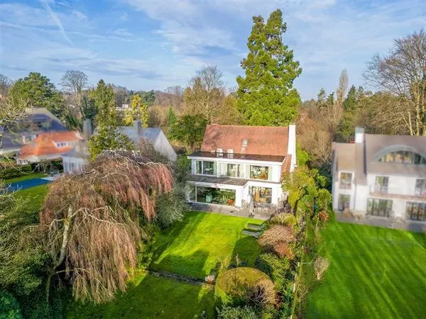 South-Facing Villa with Five Bedrooms and Garden in Ukkel - Image 2