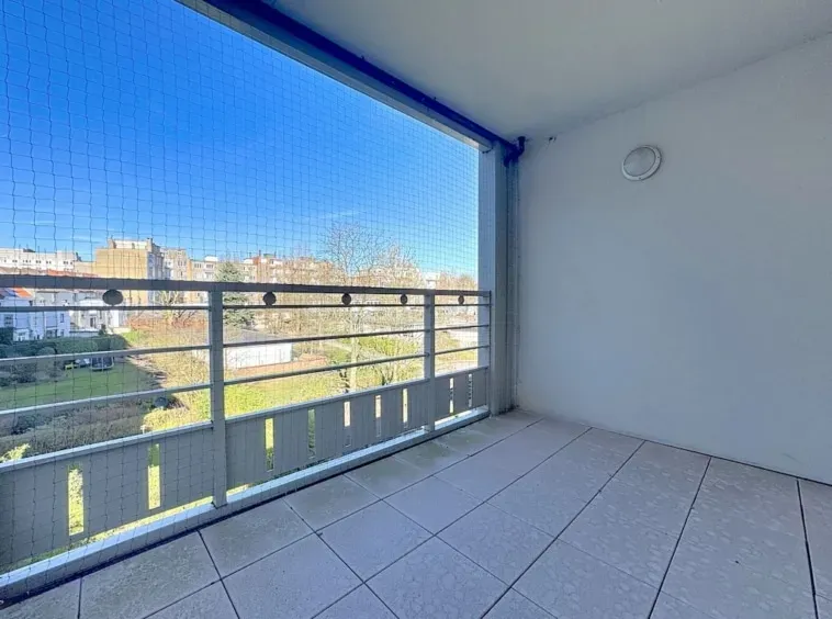 Spacious Brussels Penthouse Triplex with Rooftop Terrace & Parking - Image 5