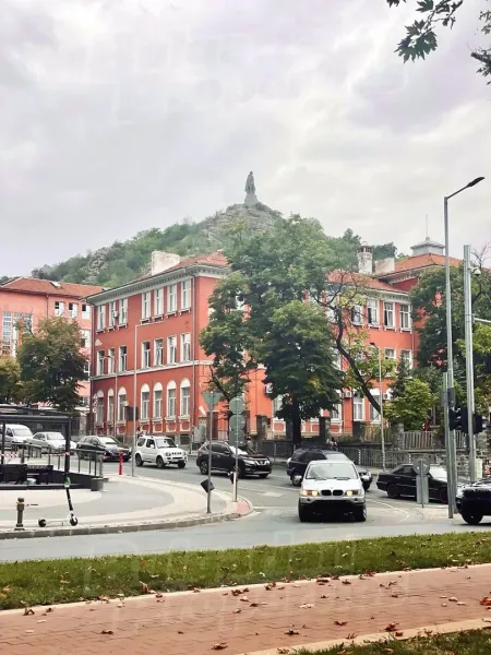 Stylish 2-Bedroom Apartment in Plovdiv - Modern & Fully Furnished - Image 3