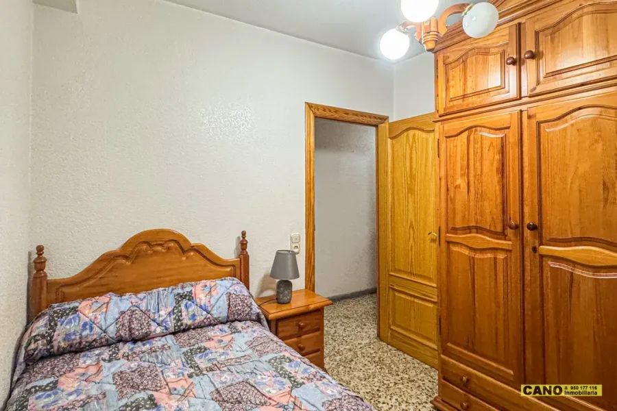 Spacious 4-Bedroom Apartment in Almería with Elevator for Sale - Image 1