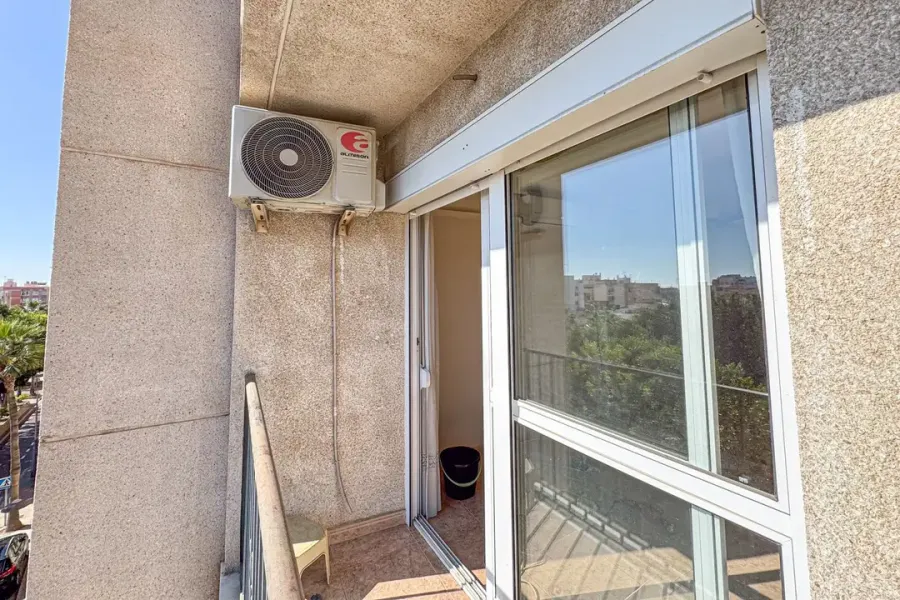 Spacious 3-Bedroom Apartment in Almería Capital with South-East Exposure - Image 4