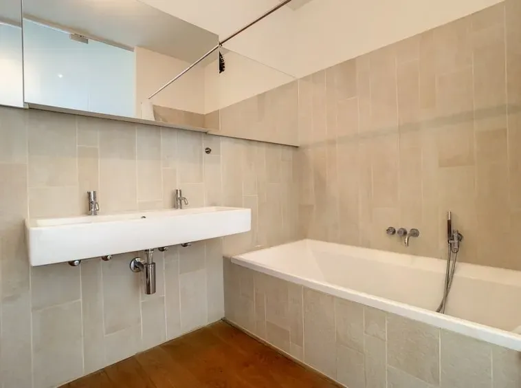 Luxurious Brussels Penthouse with Terrace, Parking & Concierge Services - Image 3