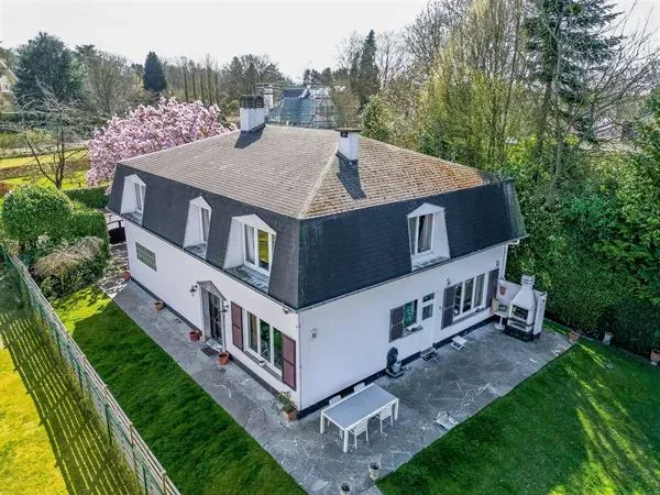 Charming 5 Bedroom House with Garden in Sint-Genesius-Rode - Image 2