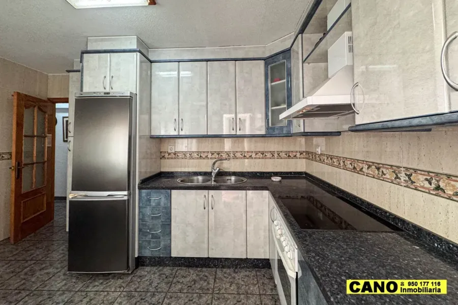 Spacious 3-Bedroom Apartment with Terrace in Viator, Spain - Image 2