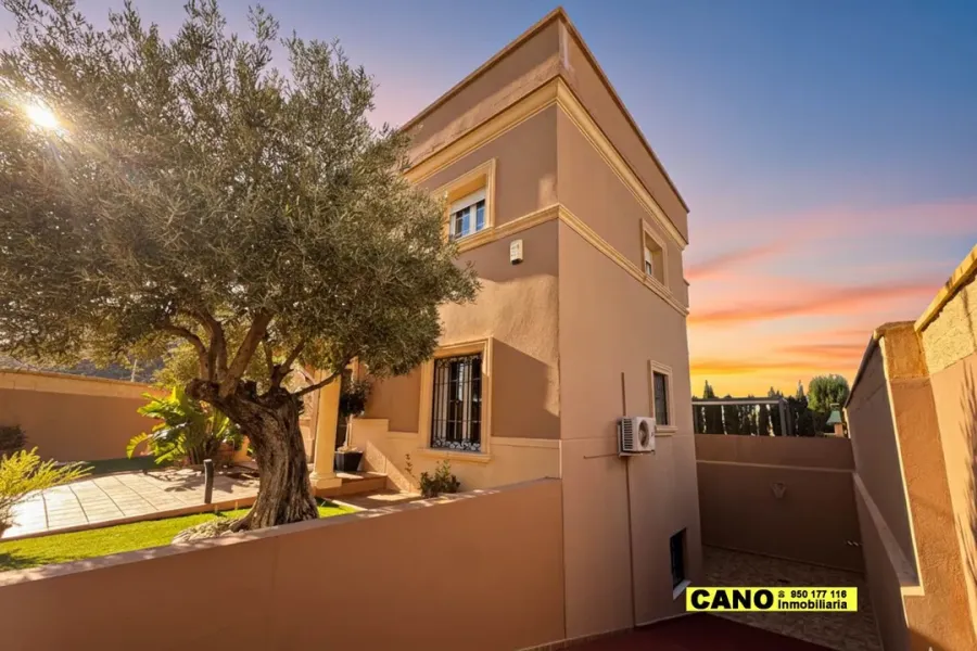 Spacious Chalet with Pool & Golf Views in Envía Golf, Spain - Image 4