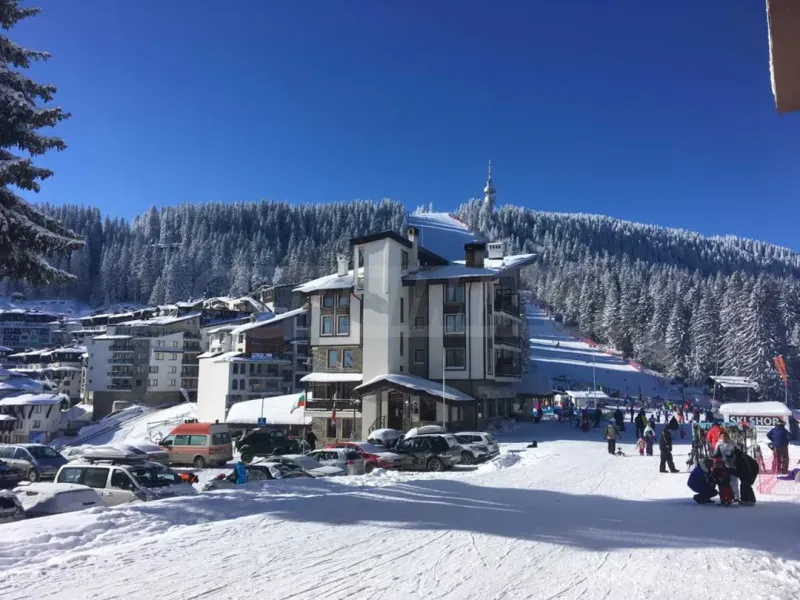 Spacious Apartment with Mountain Views in Pamporovo, Bulgaria - Image 5