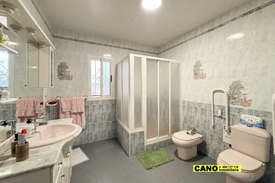 Spacious 4-Bedroom House in Viator with Porch and Garden for Sale - Image 4