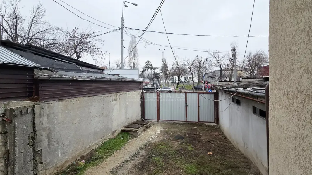 Spacious 2-Bedroom House Near Colentina Train Station, Bucharest, Romania - Image 2