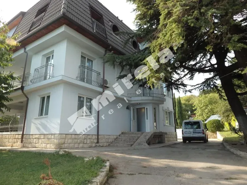 Luxury Waterfront Estate with Stunning Panoramic Views - Image 2