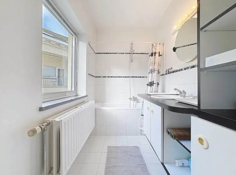 Spacious 3-Bedroom House with Outdoor Space in Brussels' Sablon - Image 4