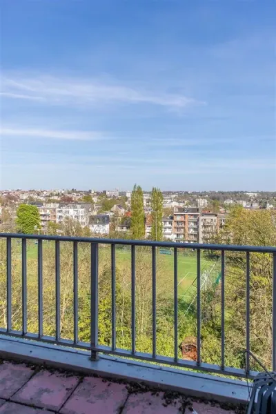 Stunning Ukkel Penthouse: 3 Bedrooms, Garage & Breathtaking City Views - Image 1