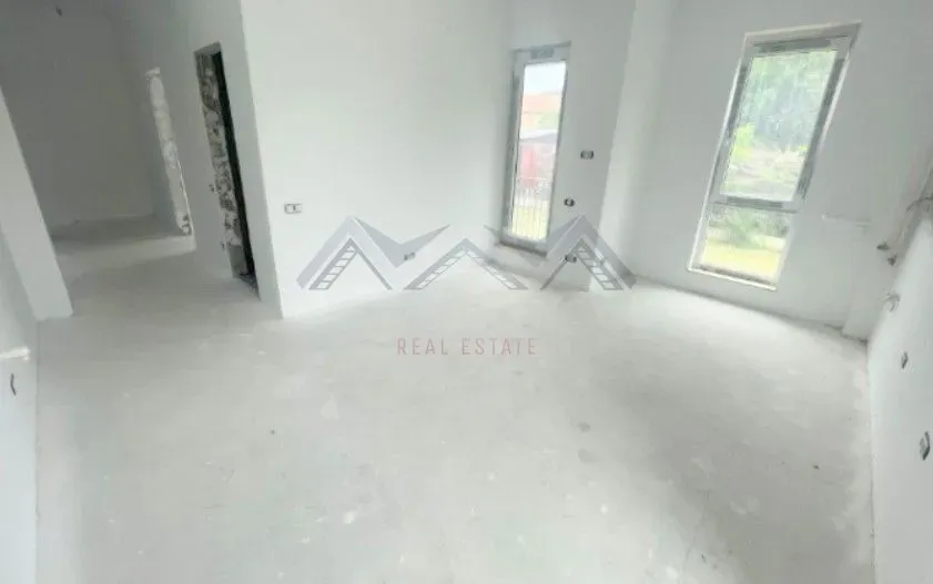 Spacious 2-Bedroom Apartment with Private Courtyard in Otopeni - Image 4