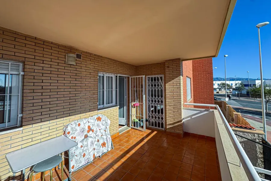 Spacious 3-Bedroom Apartment in Almería with Terrace & Garage - Image 3