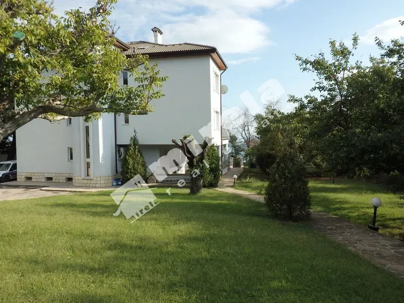 Luxury Waterfront Estate with Stunning Panoramic Views - Image 4