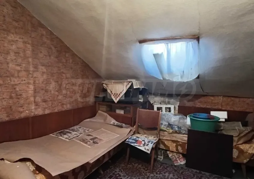 Spacious 3-Bedroom Apartment with Attic in Veliko Tarnovo Center - Image 4