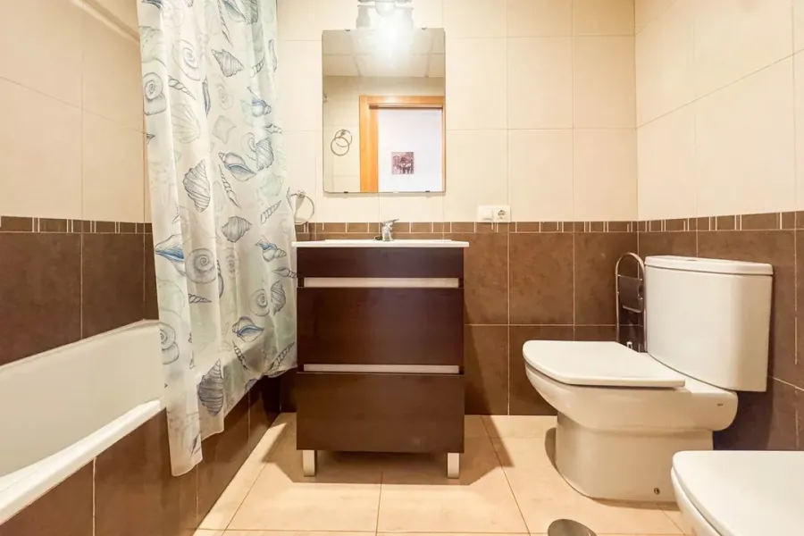 Spacious 2-Bedroom Apartment in Almería with Modern Amenities - Image 2