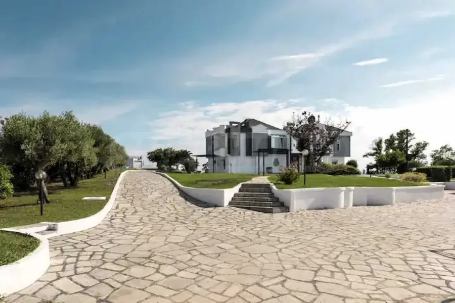 Luxury Coastal Estate Near Thessaloniki – 5 Bedrooms, Fully Furnished - Image 5