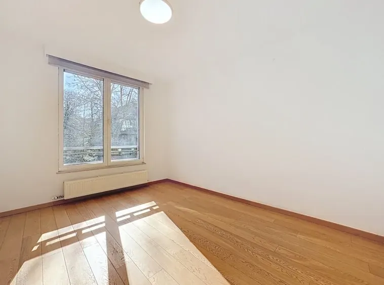 Spacious 4 Bedroom Duplex with Terrace & Parking in Brussels - Image 1