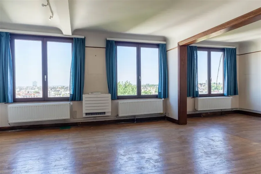 Top Floor Apartment with Stunning Views in Forest – 3 Bedrooms - Image 2