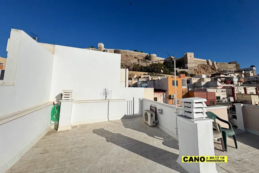 Spacious Refurbished Triplex Apartment in Central Almería, Spain - Image 4
