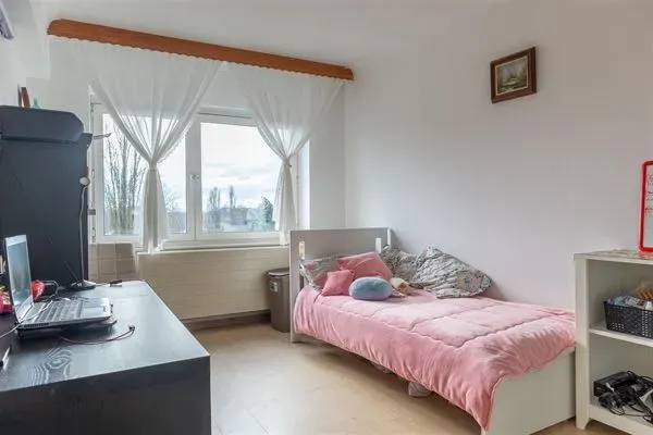 Spacious Anderlecht Apartment with Ponds Views & Garage Box - Image 4