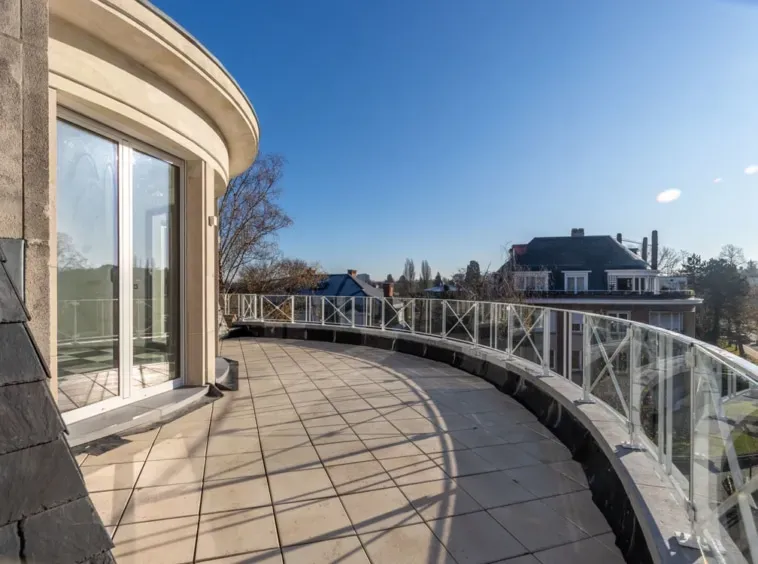 Exceptional Brussels Penthouse with Terrace & Modern Amenities - Image 2
