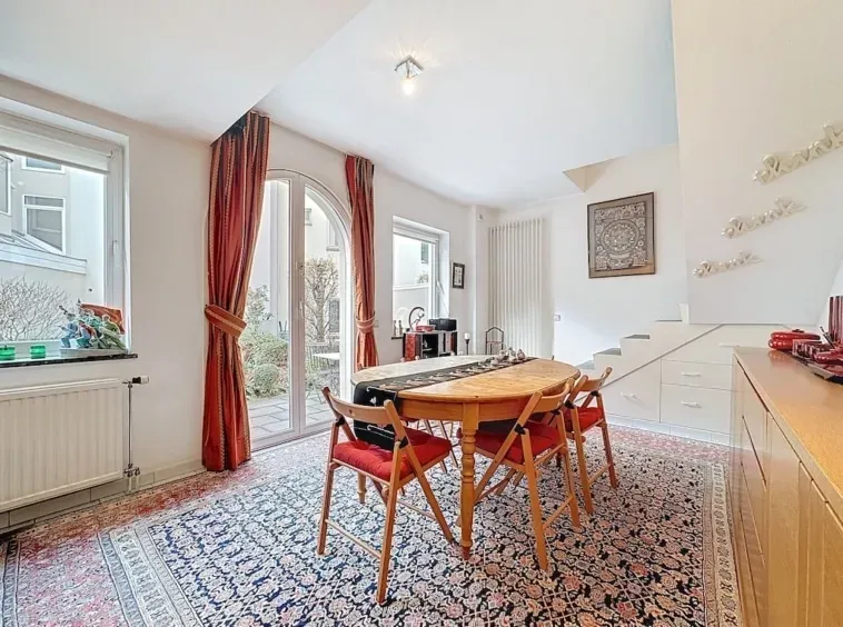 Spacious 3-Bedroom House with Outdoor Space in Brussels' Sablon - Image 2