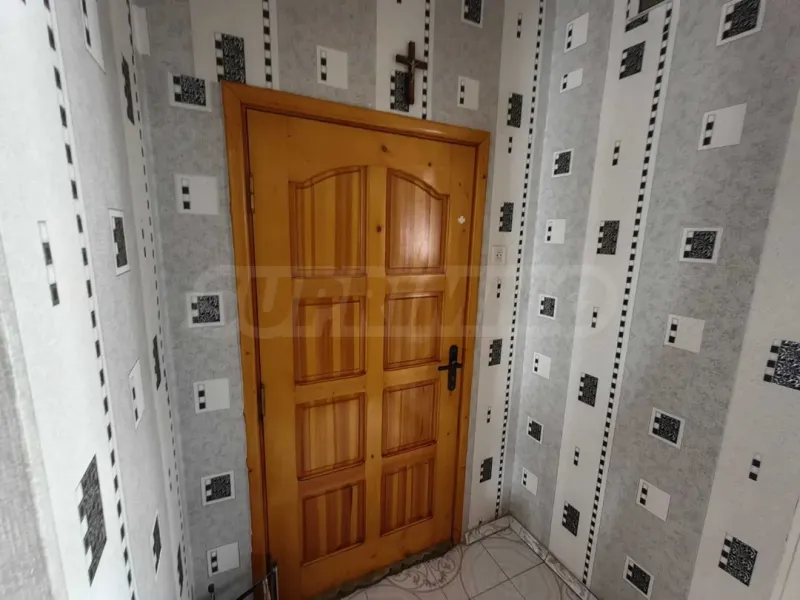 Spacious 2-Bed Apartment w/ Garage & Garden - Image 5