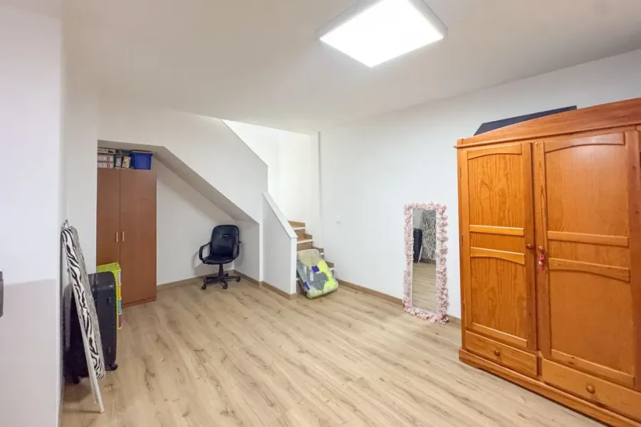 Spacious 5-Bedroom Triplex with Large Terrace in Almería - Image 5