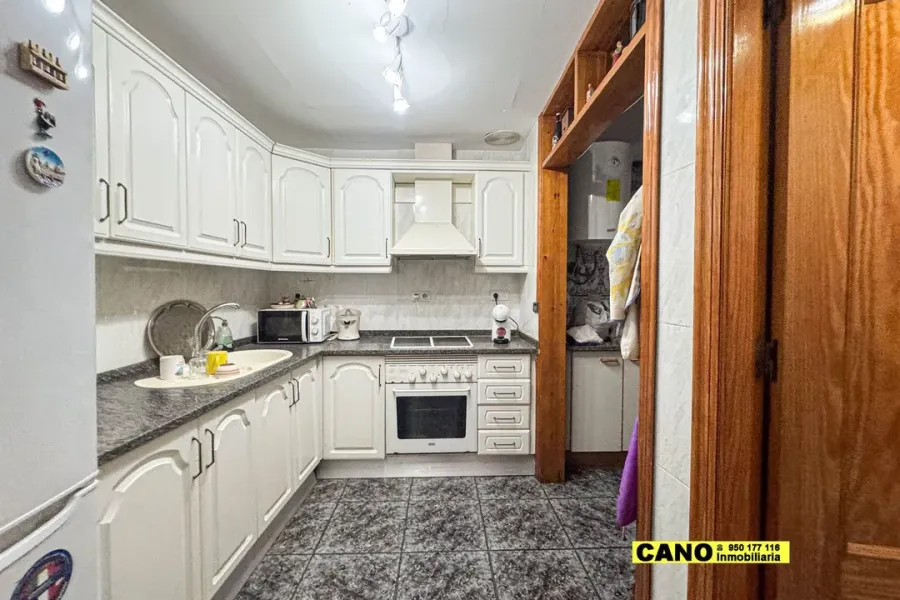 Spacious 4-Bedroom House in Almería City Center - €219,000 - Image 2
