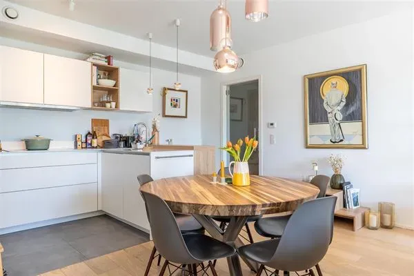 South-Facing Terrace, Parking & Modern Amenities in Ukkel Apartment - Image 1