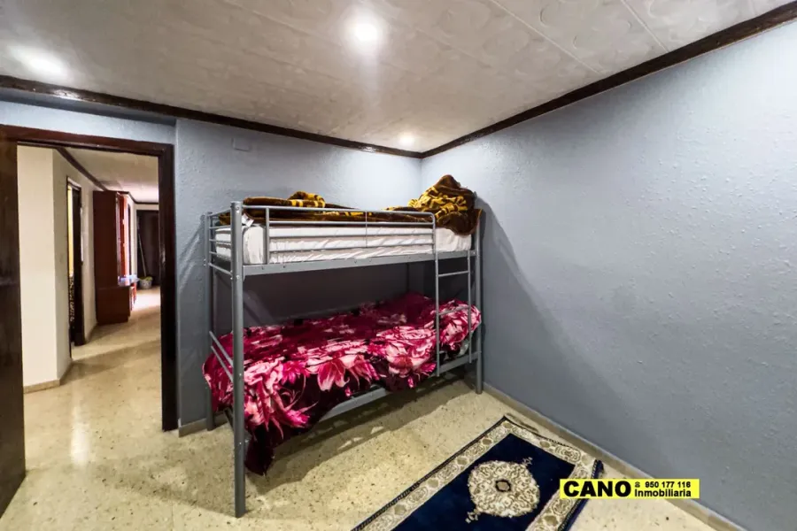 Spacious 4-Bedroom Apartment in Sunny Roquetas de Mar, Spain - Image 3