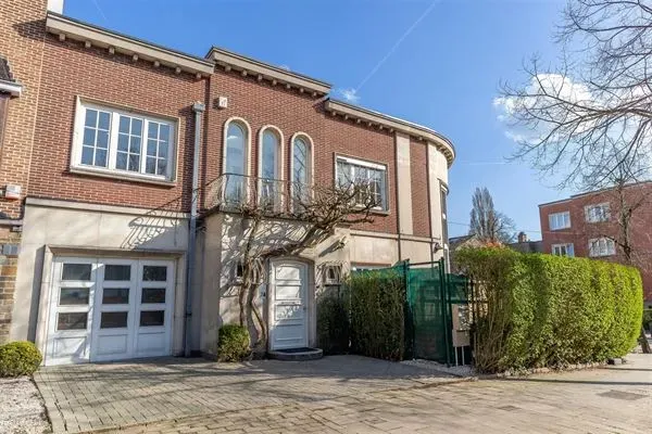 Spacious 4-Bedroom House with Rooftop & Parking in Ukkel - Image 4