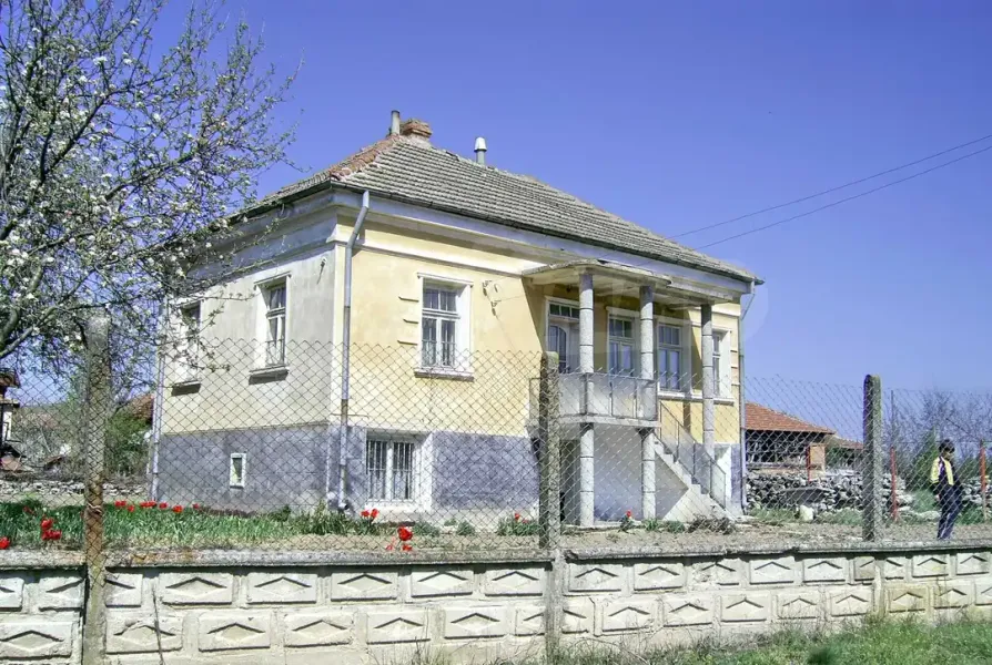 Charming South-Facing House with Land in Picturesque Vidin Region, Bulgaria - Image 2