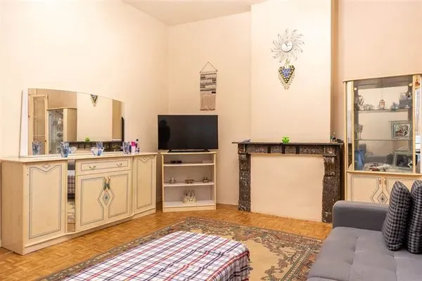 Spacious 2-Bed Apartment in Schaarbeek's Botanique/Sainte-Marie District - Image 1