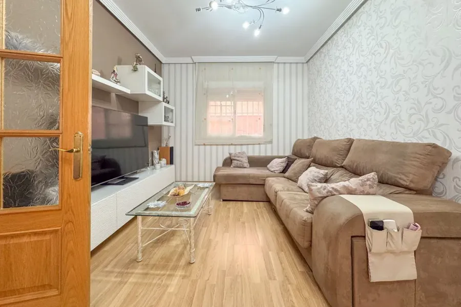 Spacious 5-Bedroom Triplex with Large Terrace in Almería - Image 2