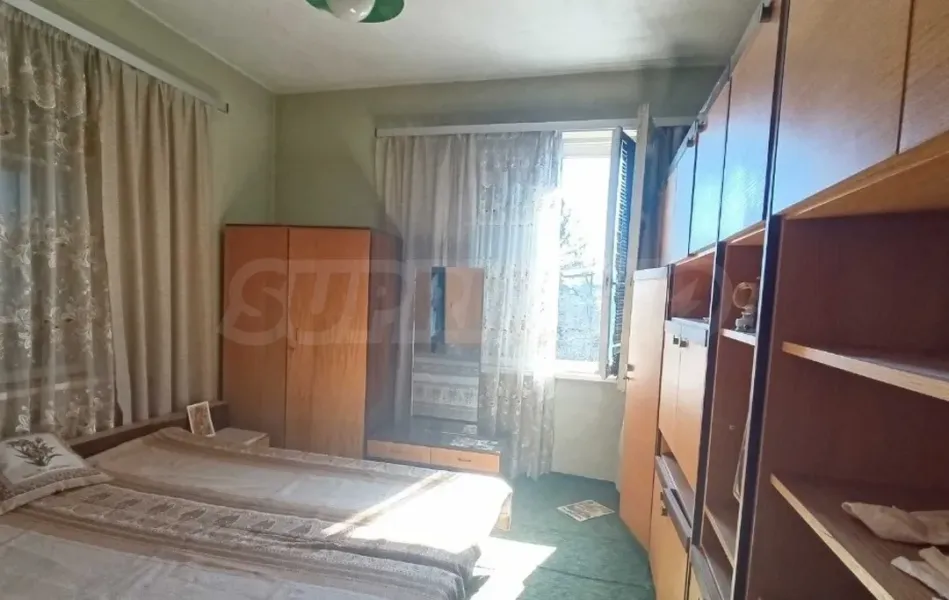 Spacious 3-Bedroom Apartment with Attic in Veliko Tarnovo Center - Image 5