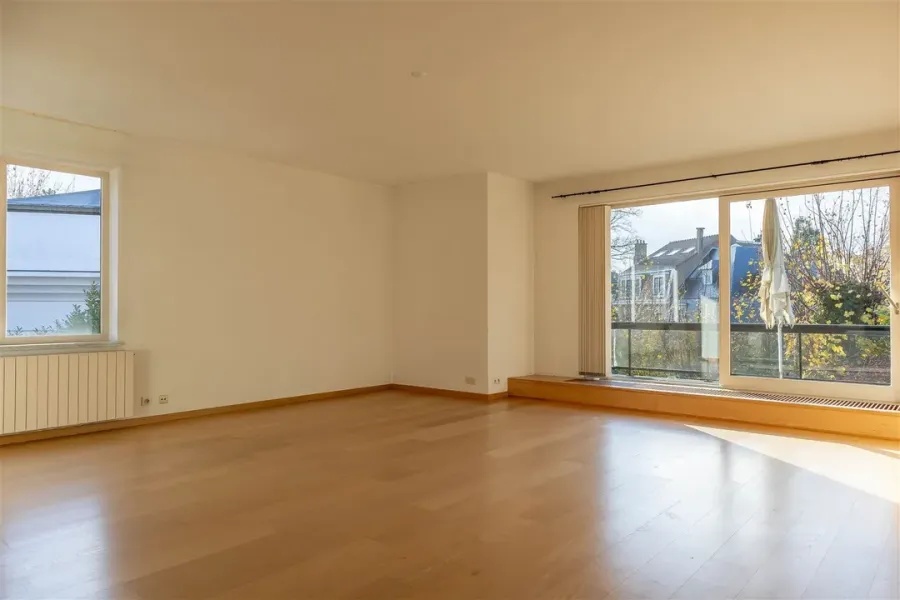 Spacious 3-Bedroom Apartment with Terrace in Quiet Ukkel Location - Image 5